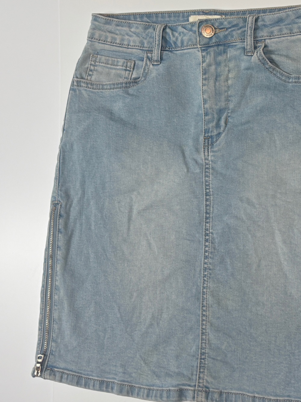 Forever 21 Light Blue Denim Pencil Skirt with side zipper detail
Waist 24”